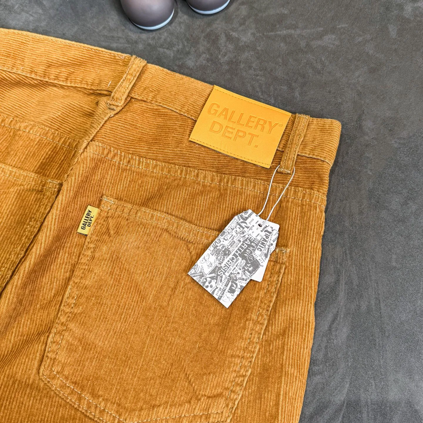 P240 Chrome Hearts Gallery 2025 corduroy spliced ​​multi-pocket couple bootcut jeans are a hot trend this season and are sought after by countless celebrities and fashionistas. The neat details of the cutting process add color to the playful fashion! The neat and meticulous design, and the well-fitting structure is unique. The upper body not only has outstanding recognition, but also looks younger and younger. A style with the ultimate wearing meaning and performance, gorgeous color matching, and the craftsmanship of this style is also extremely extraordinary. After the finished product is washed, it is disassembled and hand-made with sheepskin cross leather and then spliced ​​together to complete. The whole piece has too many craftsmanship to describe. It is decorated with patchwork cross flowers and high-waisted washed jeans! ! Absolutely high-end luxury product, a god-level single product, a super popular product, made with top heavy industry, a magic weapon that cannot be missed to hit the streets. Size: 28 30 32 34 36 Color: Yellow